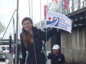 JSAF環境委員会の旗を掲げる〈SAKURA〉のNicole
