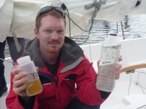 前回の北大西洋航海で採集したプラスチックごみのサンプルを見せてくれたMatt