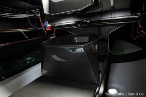 カーボン/フォームコアにインフージョンによるカーボン構造に加え、部品一つ一つにもカーボンが使われている。インハウスのCNCミリングマシンによる削り出し部品の精度も高い。 