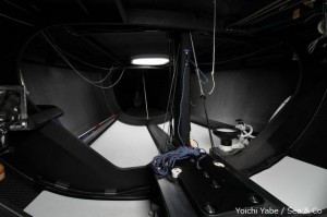 キールプレートの角にあるボルト4つを外すことでキールを70cmほどリフティング可能。カーボン製の専用クレーンをキール直上に立ち上げ、プライマリーウインチで引き上げる。 