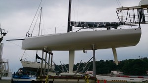アペンデージが全体に前寄りにあるのが判る。ラダーはトランサムから水線長 の2割程も前に位置しているようだ。
