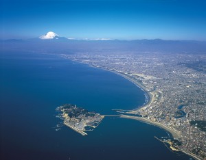 富士山を背景に競う江の島オリンピッウィーク。国際レースにふさわし舞台となる。