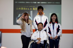 宝城カイリさん（左端）、山本真也さん（中前）、水津岳太郎監督（中後ろ）、北川真理さん
