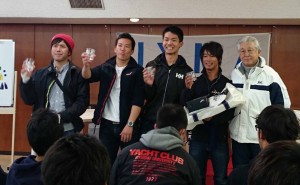 優勝した月光ボーイズとJSAF河野会長（右端）