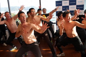 戦いの踊り「ハカ」を披露するニュージーランドチーム