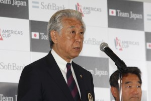記者会見で挨拶をするJSAF河野博文会長