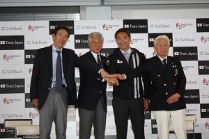左から栗坂達郎ソフトバンク株式会社ブランド推進室室長兼ソフトバンクモバイル株式会社執行役員広告宣伝部本部長、河野博文JSAF会長、早福和彦ソフトバンク・チーム・ジャパン総監督、渡邊浩関西ヨットクラブ理事長