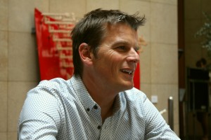 アメリカズカップの現況を説明するディーン・バーカー氏