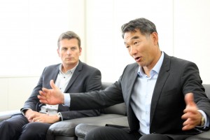 日本のヨット界を巻き込みたいと熱心に語るソフトバンク・チームジャパンの2人