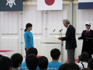 河野博文JSAF会長から賞状を受ける高屋敷選手。会場からはすすり泣く声も聞こえた
