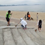 練習後は皆で浜清掃