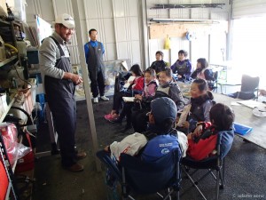午前練習後のミーティング、山本コーチの絶妙なトーク絶妙なトークで和やかに進みます