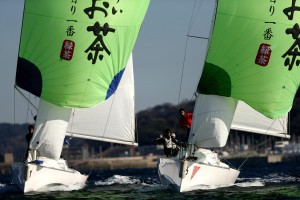 「お～い お茶」のスピンを掲げて競われたマッチレースの１シーン