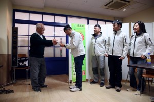 優勝賞金30万円を受け取る大野選手。左はNST代表の小田切満寿雄氏