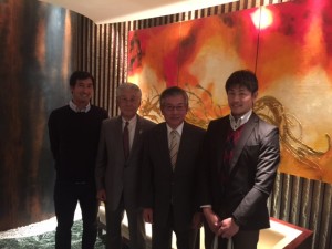 吉田雄悟さん（左端）と笠谷勇希さん（右端）
