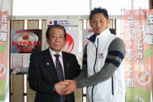 贈呈式での意冨沢慎選手と甲斐元也佐渡市市長
