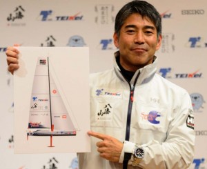 スピリット・オブ・ユーコーのイメージ図を手にする白石康次郎さん（photo by Sachie Hamaya）
