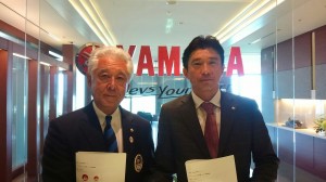 井端俊彰ヤマハ発動機マリン事業本部ボート事業部事業部長（右）と河野博文JSAF会長
