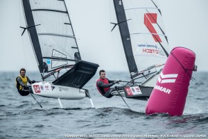 2位のクリス・ラシュリー選手(左)とスコット・バベッジ選手 YANMAR Moth World Championship 2016@JUNICHI HIRAI / BULKHEAD magazine JAPAN