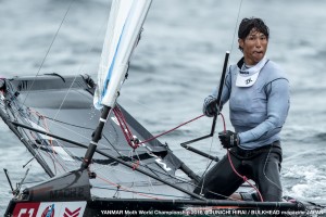 ティラーエクステンションが破損した八山慎司選手 YANMAR Moth World Championship 2016@JUNICHI HIRAI / BULKHEAD magazine JAPAN