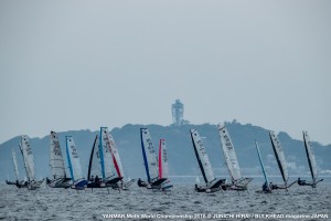東京五輪のセーリング会場・江ノ島を臨む海面で行われたレース YANMAR Moth World Championship 2016@JUNICHI HIRAI / BULKHEAD magazine JAPAN