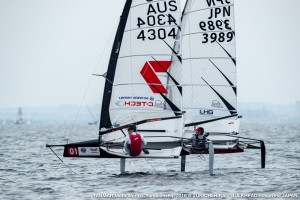 4位のスコット･バベッジ選手（手前）と後藤浩紀選手 YANMAR Moth World Championship 2016@JUNICHI HIRAI / BULKHEAD magazine JAPAN