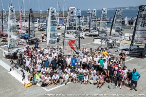 13カ国／地域から68人のセーラーが集まった今大会。実行委員会スタッフのほか、大勢のボランティアがレース運営を手伝ってくれた　YANMAR Moth World Championship 2016@JUNICHI HIRAI / BULKHEAD magazine JAPAN