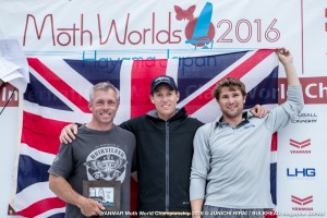 表彰台を独占したイギリス勢。左からロバート・グリーンハウシュ選手(3位)、ポール・グディソン選手(1位)、クリス・ラシュリー選手(2位)YANMAR Moth World Championship 2016@JUNICHI HIRAI / BULKHEAD magazine JAPAN