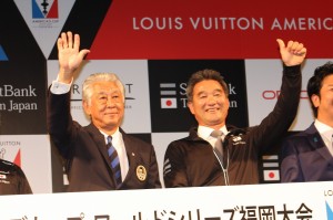 メディアに向けて手を振る河野博文JSAF会長と早福和彦総監督