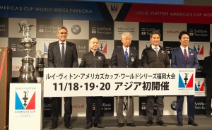 記者会見に出席した(左から)ラッセル・クーツ(America's Cup Event Authority CEO)、孫正義(ソフトバンクグループ代表)、河野博文(JSAF会長)、早福和彦(ソフトバンク・チーム・ジャパン総監督)、高島宗一郎(福岡市長)の各氏