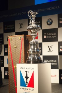 銀杯アメリカズカップも記者会見会場に登壇 photo by Manabu Taki