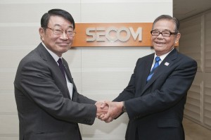 セコム株式会社 中山泰男代表取締役社長(左）とJSAF 山崎達光名誉会長