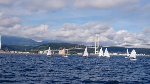 東日本最大のつり橋「白鳥大橋」を背景にアカデミーは開催された