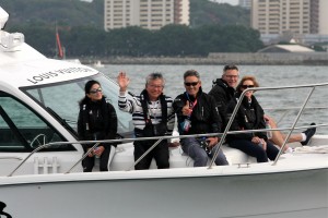 レースを観戦する植松眞JSAF副会長（左から2人目）とラッセル・クーツ氏（同3人目）