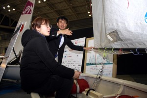 セーリングビレッジ内のJSAFブースではOPを使って実艇体験も行っています