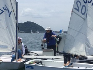 佐藤講師。海上で選手を集め、1人ひとりにていねいにアドバイス