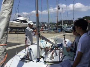 山本講師。陸上で420級の艤装、セッティングを説明