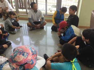 中村講師。 最終日のミーティング、子どもたちは非常に熱心でした