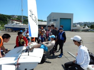 正しいハイクアウトの方法を伝える轟コーチの陸上講義