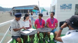 屋外の特設スタジオで司会者に応える市野選手（左から3人目）と長谷川選手（同4人目）