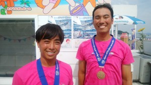 出演を終え「日の丸セーラーズ」のポスターの前でにっこりの市野選手（左）と長谷川選手