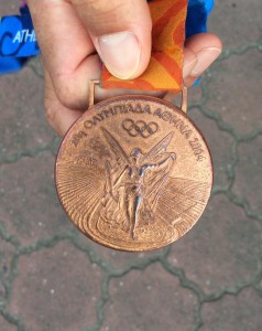 轟コーチがアテネ五輪で獲得した銅メダルを披露してくれました