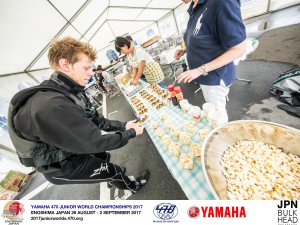 強風のレース後、軽食サービスのたこ焼きに舌鼓を打つ選手