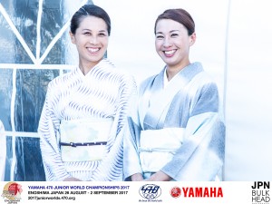 表彰式のプレゼンテーターは日本らしく着物で。アテネ五輪代表の佐竹美都子（右）さんと、北京五輪代表の鎌田奈緒子さん（旧姓）のしとやかな姿も