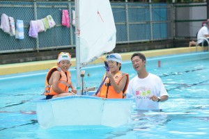 プールに入り児童を指導する松永講師