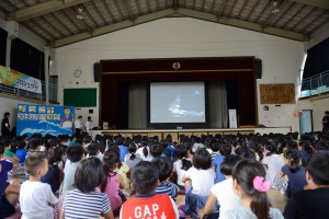 映像を使った講演を真剣に聞く子どもたち