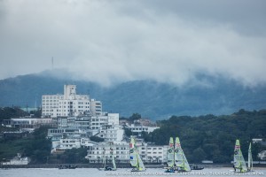 蒲郡沖を走るレース艇