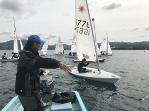 海上では山本コーチの指示と激励が飛びます