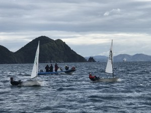 左から延びる岬が国定公園の象鼻ヶ崎、その先は瀬戸内特有の小島群