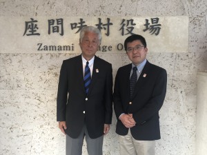 宮里哲座間味村長（右）と河野会長　